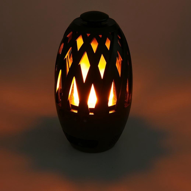 LED-lampa med brinnande flamma och Bluetooth högtalare
