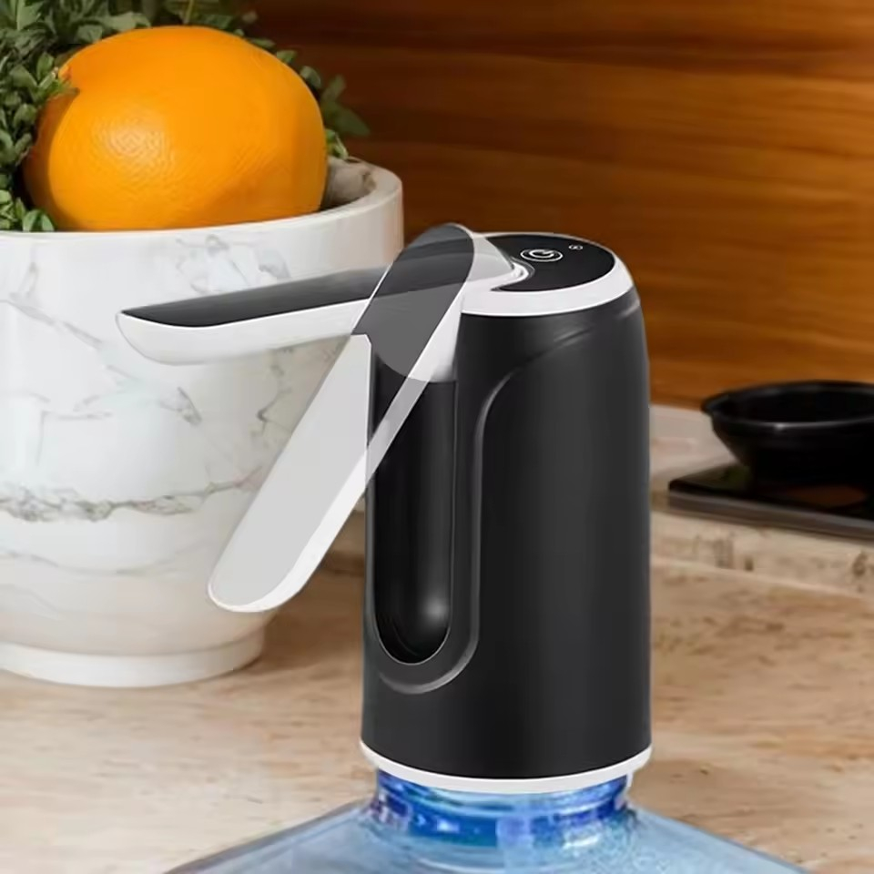 Fällbar vattenpump, svart