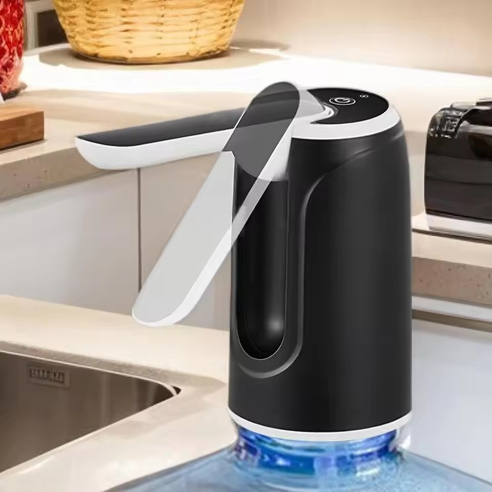 Fällbar vattenpump, svart